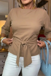 Top dames met strikdetail in de taille en 3/4 mouw