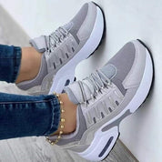 Grijze AirFlex damessneakers met comfortabele zool, gedragen met jeans