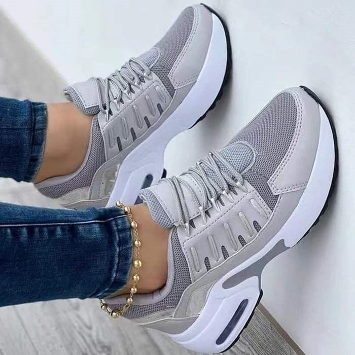 Grijze AirFlex damessneakers met comfortabele zool, gedragen met jeans