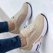 Beige AirFlex damessneakers met comfortabele zool, gedragen met jeans