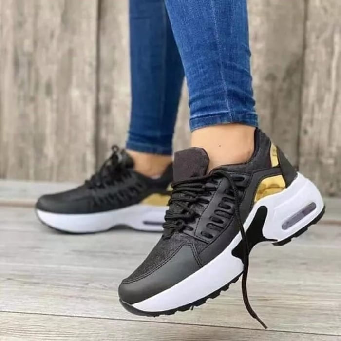 Zwarte AirFlex damessneakers met comfortabele zool, gedragen met jeans