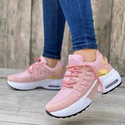 Roze AirFlex damessneakers met comfortabele zool, gedragen met jeans