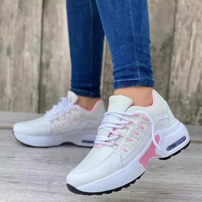 Wit-roze AirFlex damessneakers met comfortabele zool, gedragen met jeans