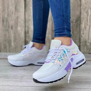 Wit-paarse AirFlex damessneakers met comfortabele zool, gedragen met jeans