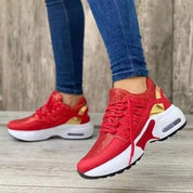 Rode AirFlex damessneakers met comfortabele zool, gedragen met jeans