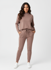 Dames lounge set in taupe: losvallende trui met lange mouwen en broek met trekkoord.
