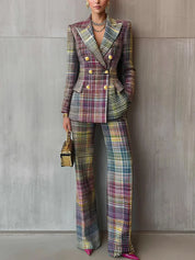 Dames tweedelig pak met geruite blazer en wide-leg broek, geel-blauwe ruit met knopen.