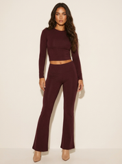 Karmozijnrood dames 2-delig setje met crop top met lange mouwen en flared broek