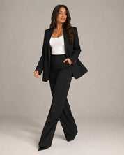 Damesblazer zwart met revers en knoopsluiting, lange mouwen, bijpassende broek