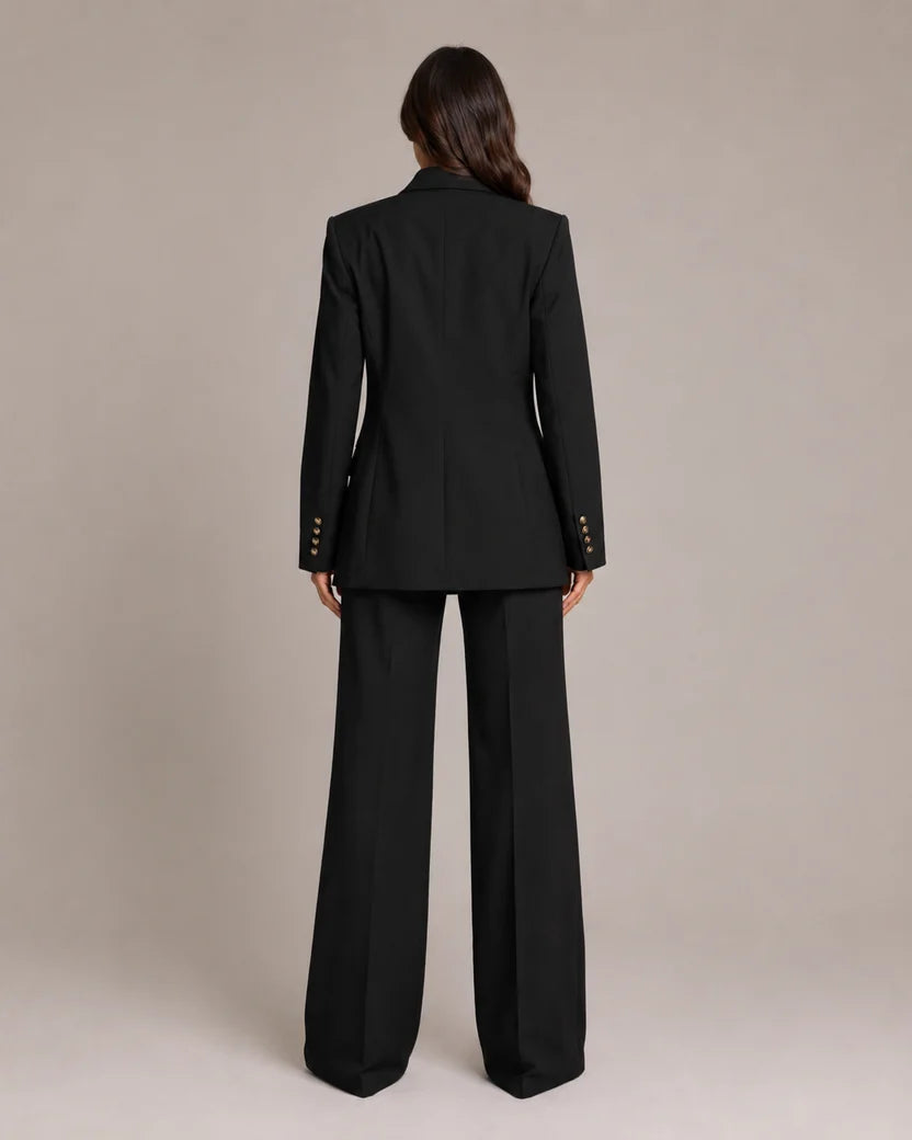 Damesblazer zwart achteraanzicht met revers en knopen; mouwdetails, bijpassende broek