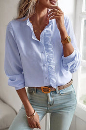 Damesblouse met ruches, lichtblauw gestreept, lange mouwen en knoopsluiting