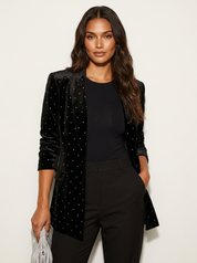 Zwarte fluwelen blazer met strass stippen, diepe V-hals en tailleband.