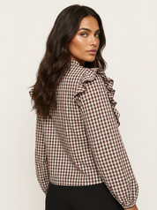 Geruite blouse met ruches op schouders en strikdetail bij de hals.