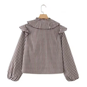 Geruite blouse met hoge kraag en ruches aan schouders, lange mouwen.