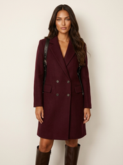 Dames lange mantel donkerrood met dubbele knoopsluiting en mouwklepzakken