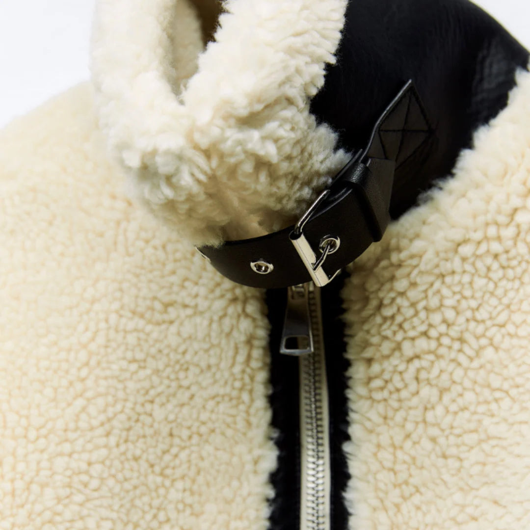 Teddy jasje close-up: zwarte rits met metalen schuiver en drukknopsluiting