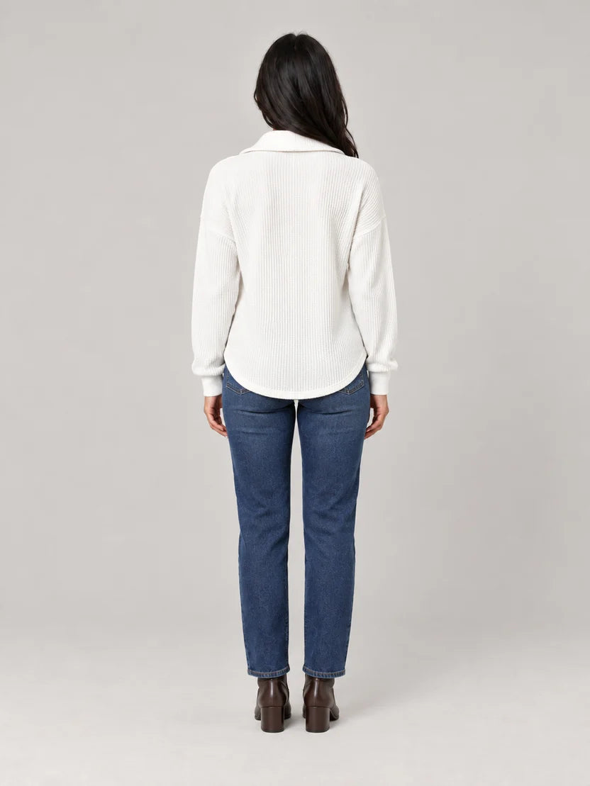 Witte dames trui met col en lange mouwen, achterkant met ribstructuur.
