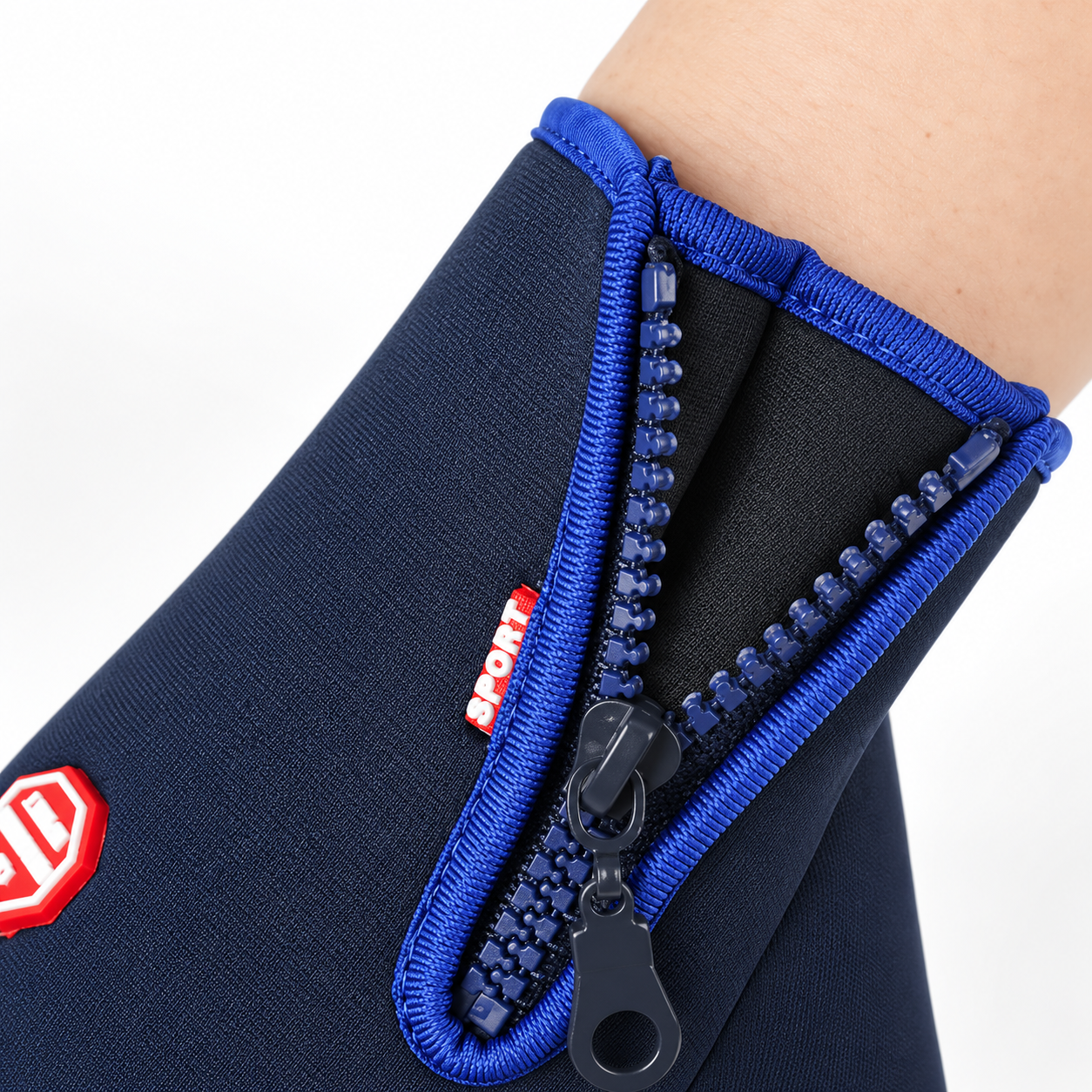 Insulated winter cycling gloves with touchscreen functionality