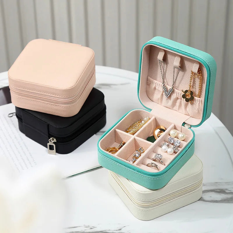 Portable jewellery box for rings and necklaces