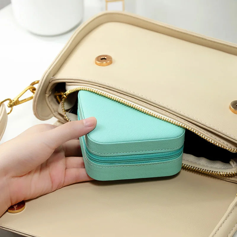 Portable jewellery box for rings and necklaces