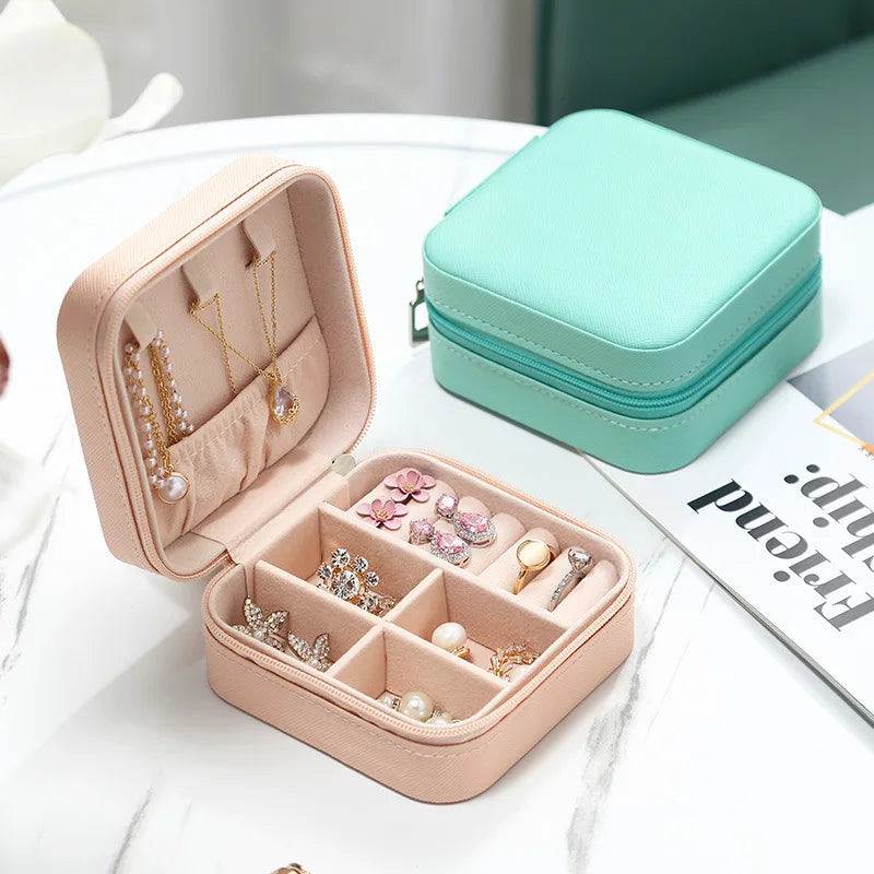 Portable jewellery box for rings and necklaces