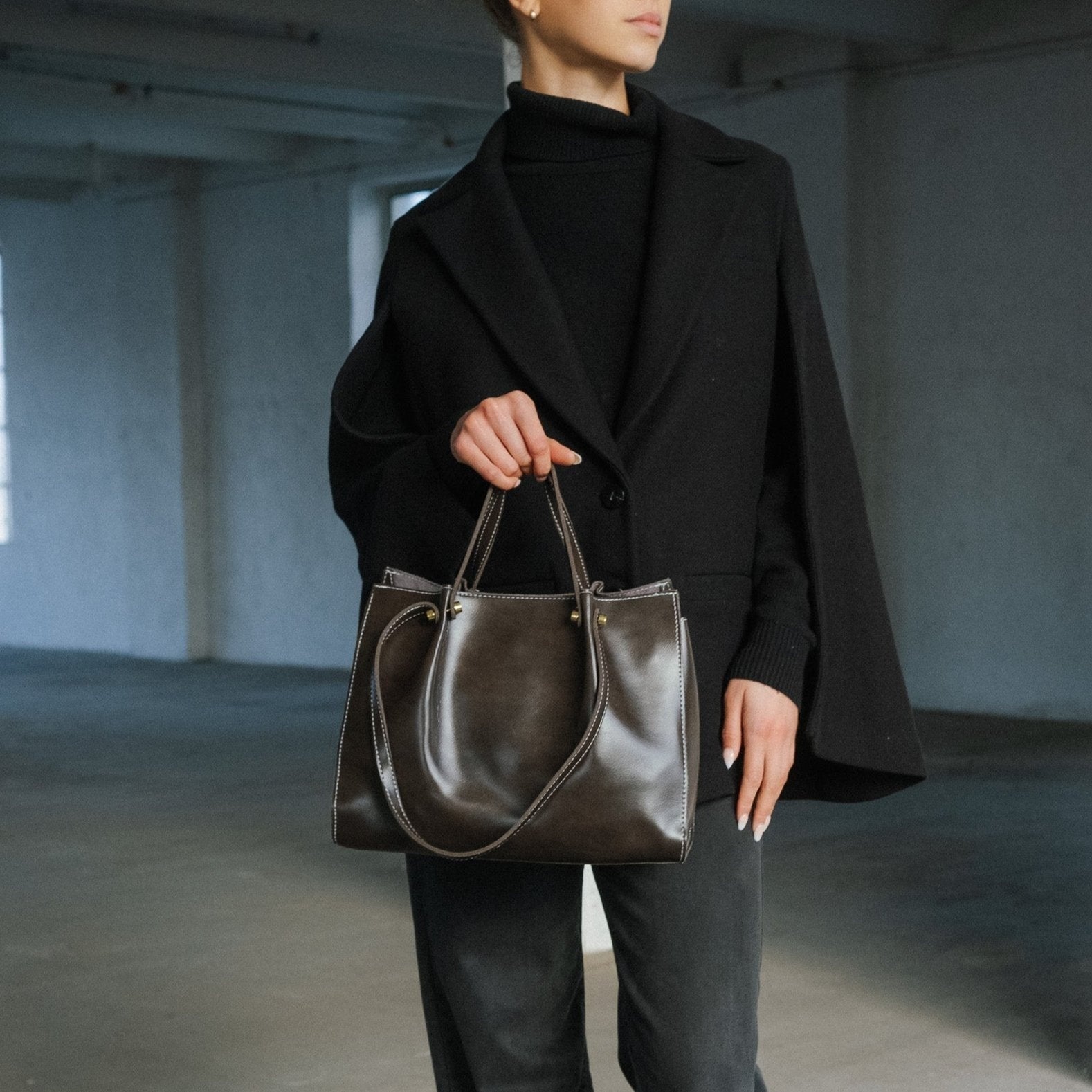 Dames Schoudertas – van Vegan Leer Ruim Elegant Model Donkerbruin / 32 x 13 x 25cm - AIDA LENA