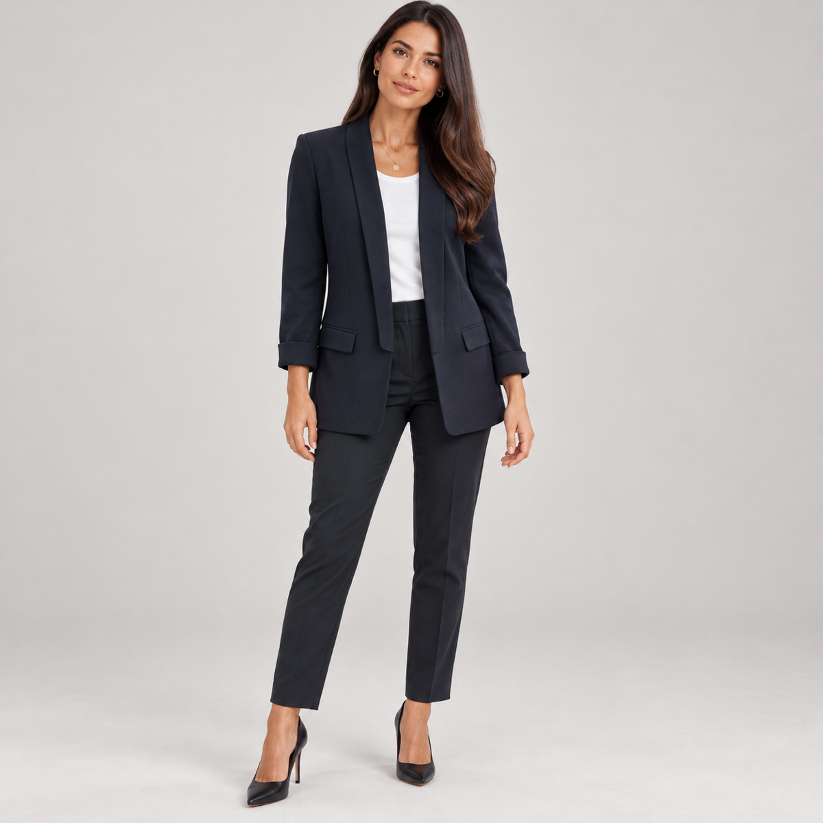Blazer dames getailleerd zakelijk model op damesmodel, vooraanzicht