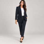 Blazer dames getailleerd zakelijk model op damesmodel, schuin vooraanzicht