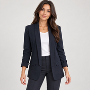 Blazer dames getailleerd zakelijk model op damesmodel, van dichtbij