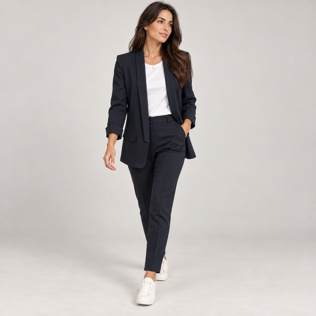 Blazer dames getailleerd zakelijk model op damesmodel, in een lopende pose