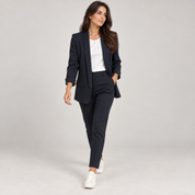 Blazer dames getailleerd zakelijk model op damesmodel, in een lopende pose