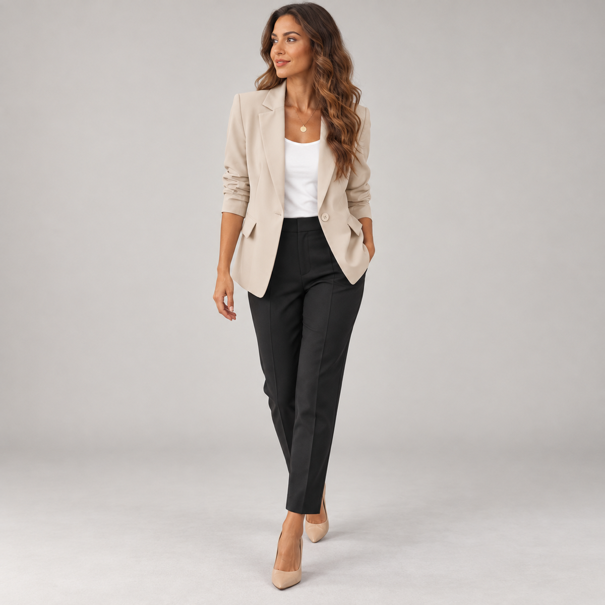 Blazer dames klassiek met smalle revers en één knoop op damesmodel, in een lopende pose