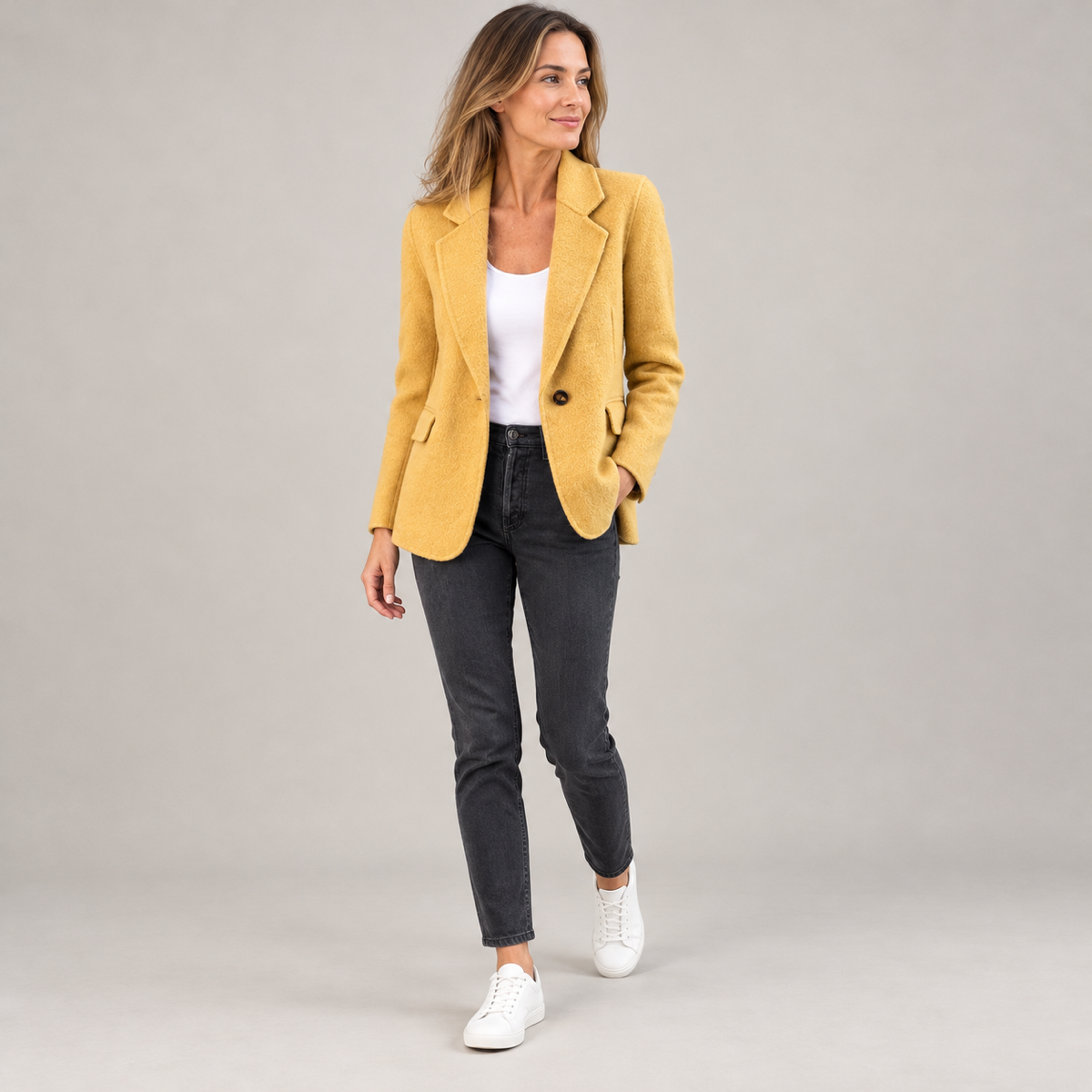 Blazer dames lichtgewicht met strakke snit op damesmodel, schuin vooraanzicht