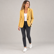 Blazer dames lichtgewicht met strakke snit op damesmodel, schuin vooraanzicht