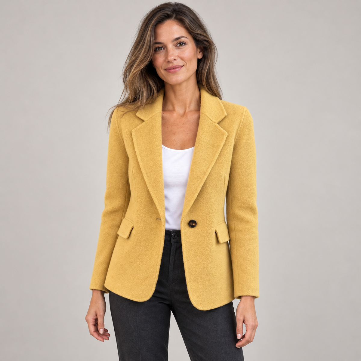 Blazer dames lichtgewicht met strakke snit op damesmodel, van dichtbij