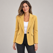 Blazer dames lichtgewicht met strakke snit op damesmodel, van dichtbij