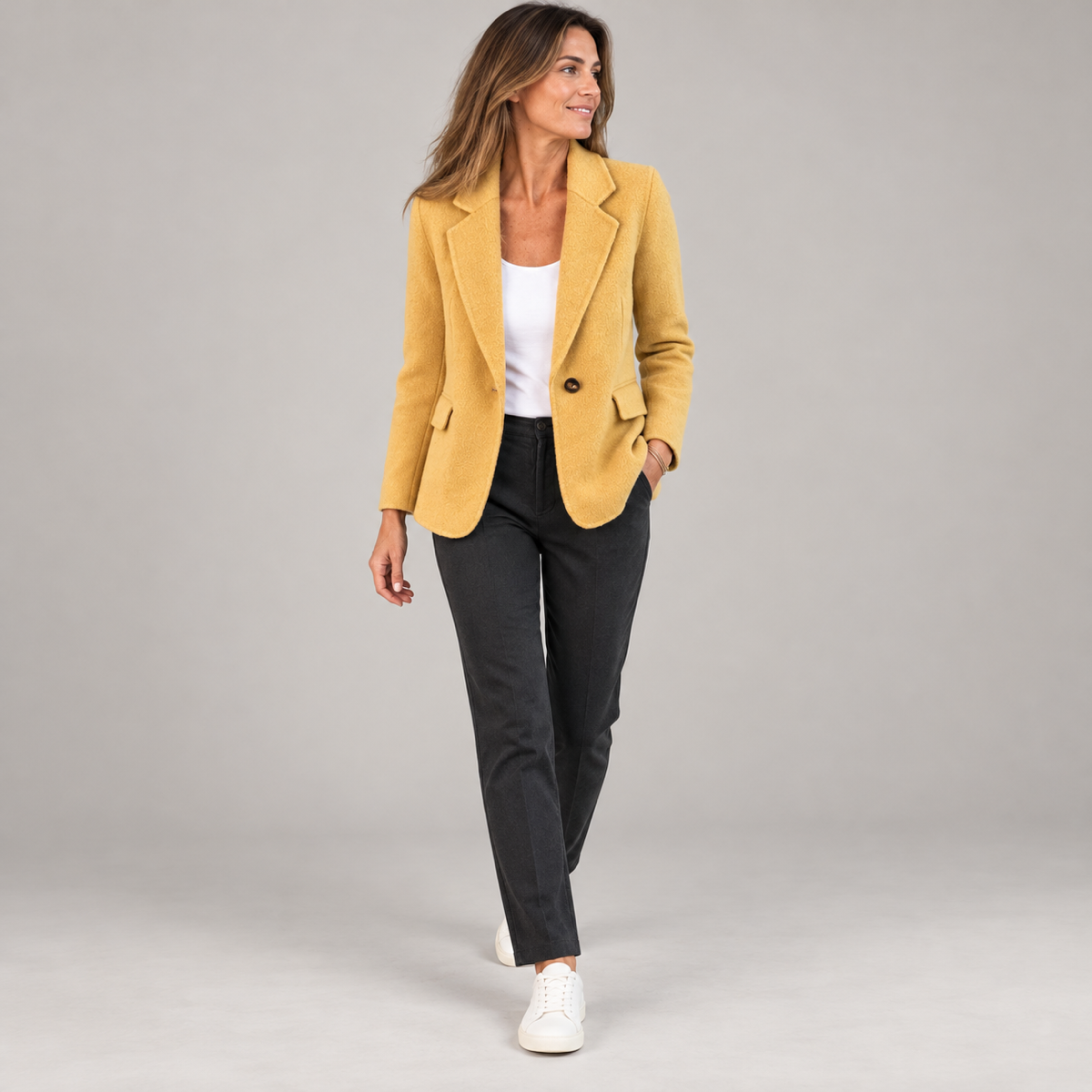 Blazer dames lichtgewicht met strakke snit op damesmodel, in een lopende pose