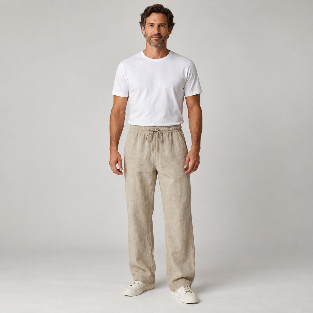 Broek heren relaxed fit met trekkoord en zijzakken op herenmodel, vooraanzicht