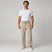 Broek heren relaxed fit met trekkoord en zijzakken op herenmodel, vooraanzicht