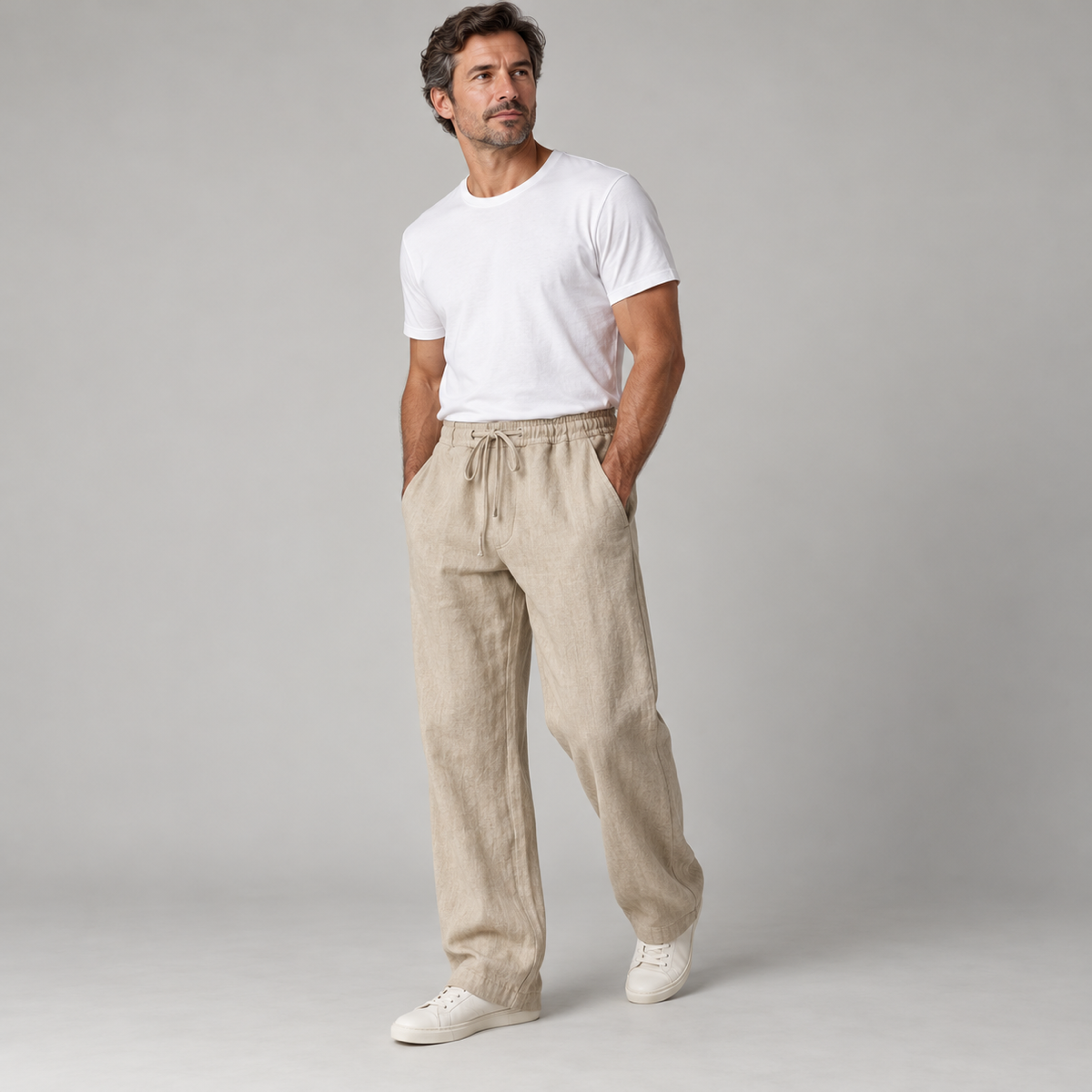 Broek heren relaxed fit met trekkoord en zijzakken op herenmodel, schuin vooraanzicht