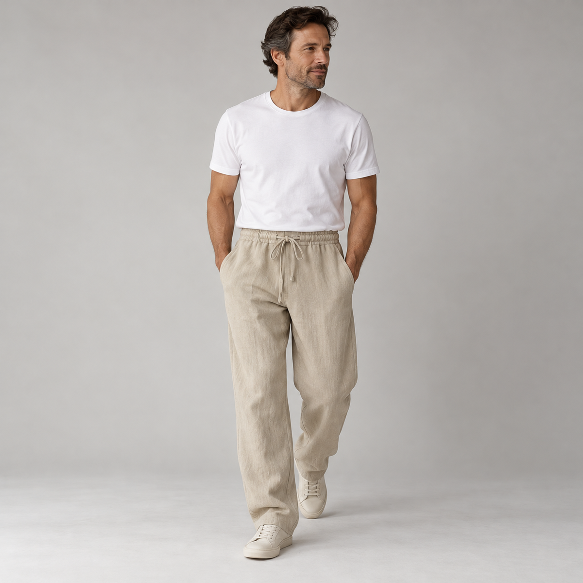 Broek heren relaxed fit met trekkoord en zijzakken op herenmodel, in een lopende pose