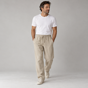 Broek heren relaxed fit met trekkoord en zijzakken op herenmodel, in een lopende pose