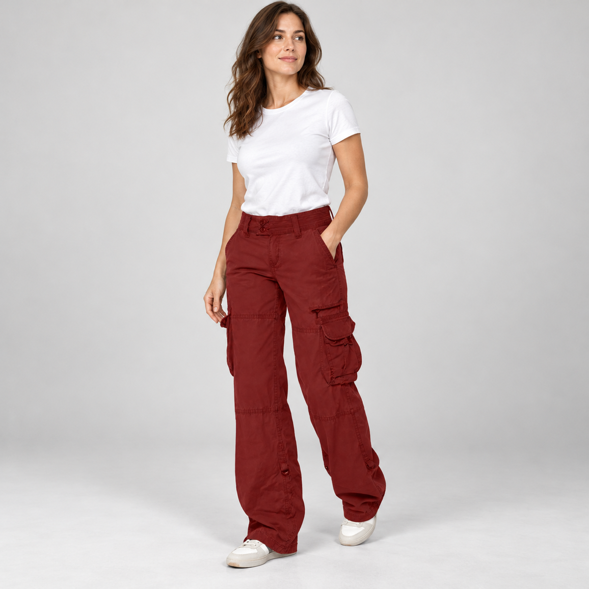 Cargobroek dames relaxed fit met cargozakken op damesmodel, schuin vooraanzicht