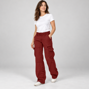Cargobroek dames relaxed fit met cargozakken op damesmodel, schuin vooraanzicht