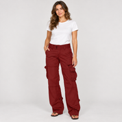 Cargobroek dames relaxed fit met cargozakken op damesmodel, van dichtbij