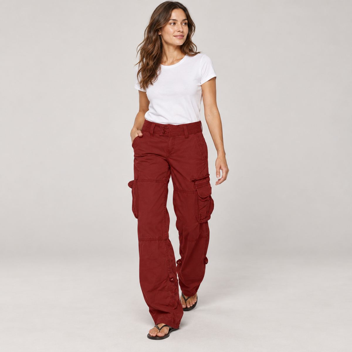 Cargobroek dames relaxed fit met cargozakken op damesmodel, in een lopende pose
