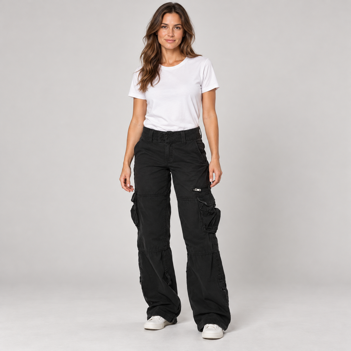 Cargobroek dames streetwear met losse pasvorm en cargozakken op damesmodel, vooraanzicht