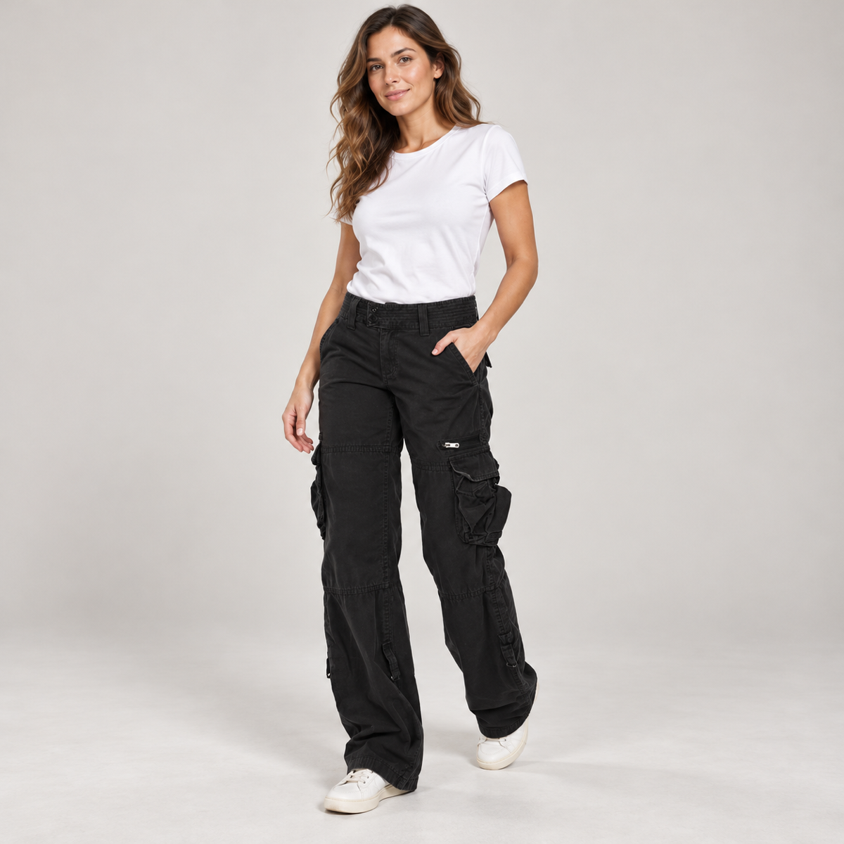 Cargobroek dames streetwear met losse pasvorm en cargozakken op damesmodel, schuin vooraanzicht