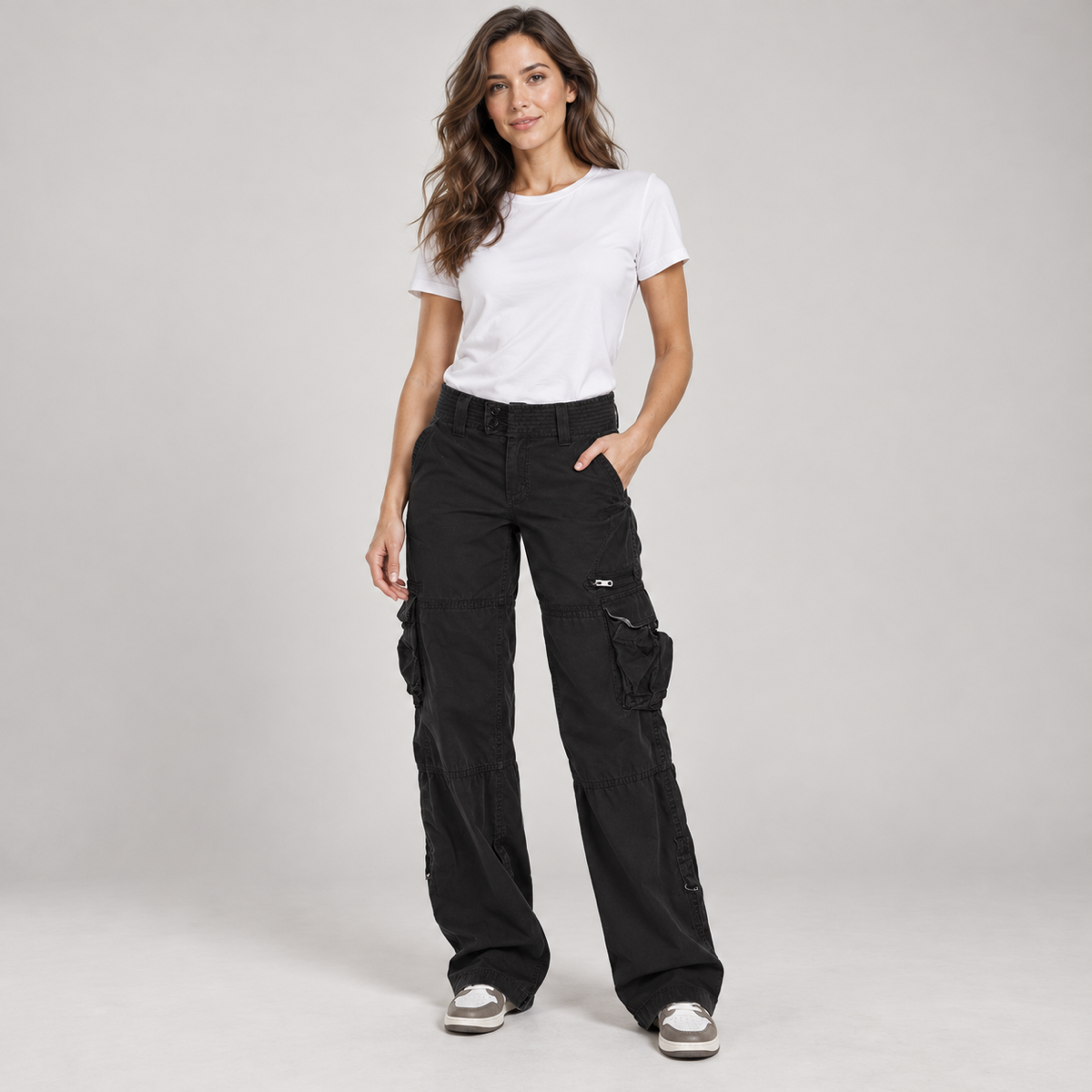 Cargobroek dames streetwear met losse pasvorm en cargozakken op damesmodel, van dichtbij