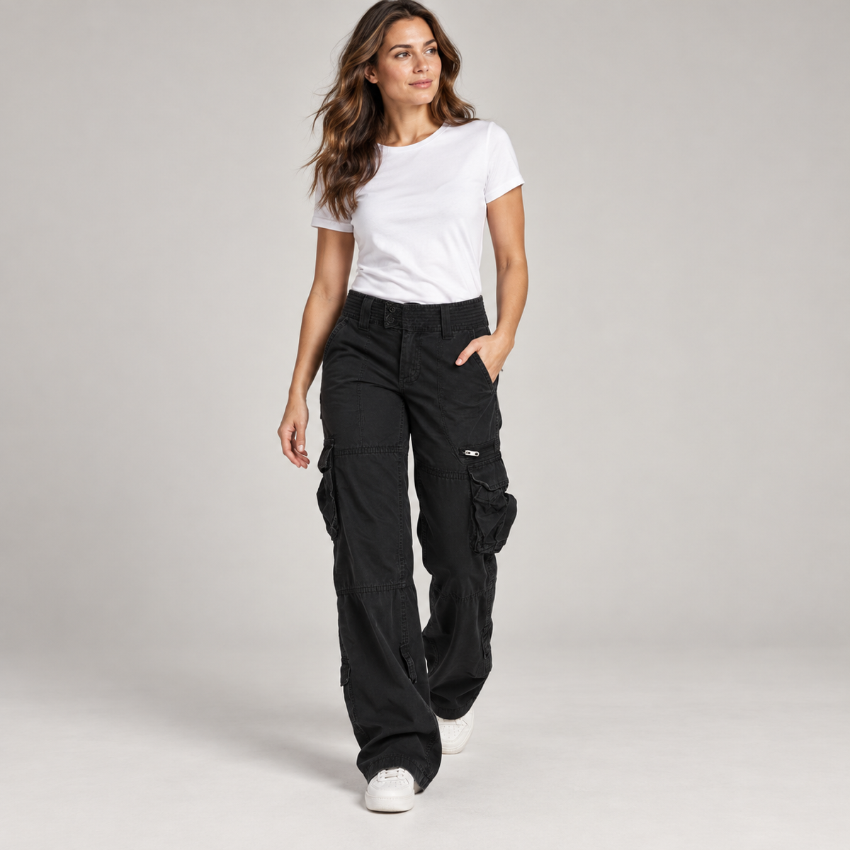 Cargobroek dames streetwear met losse pasvorm en cargozakken op damesmodel, in een lopende pose
